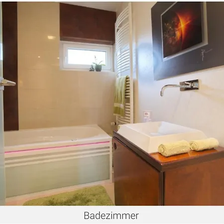 Lage In Sehr Hochwertige, Individuelle Als Hotelalternative Mit Suedterrasse, Pkw-stellplatz, Wallbox U.v.m. Daire *