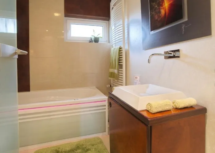 Lage In Sehr Hochwertige, Individuelle Als Hotelalternative Mit Suedterrasse, Pkw-stellplatz, Wallbox U.v.m. Lejlighed *